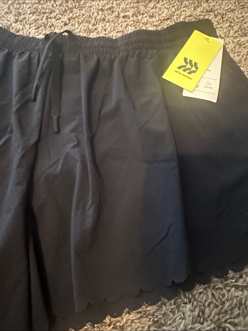 all in motion mid rise perforated scallop edge run shorts 3" NWT k - Picture 4 of 7